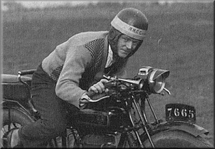 Jos Geuens op de moto, foto uit "Archiefbeelden Kontich" van de Heemkundige Kring